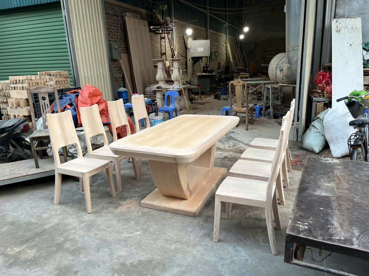 Bộ bàn ăn đẹp gỗ tự nhiên giá tốt, sản xuất trực tiếp. Chuyên sản xuất bàn ghế ăn tại xưởng, chuyên sản xuất hàng đẹp. Mẫu bàn ăn đẹp hiện đại
